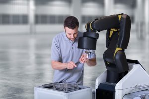 Ein Roboter als Helfer - nicht hinter dem Schutzzaun Foto: Bosch